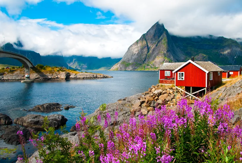 Rotes nordisches Haus am Wasser