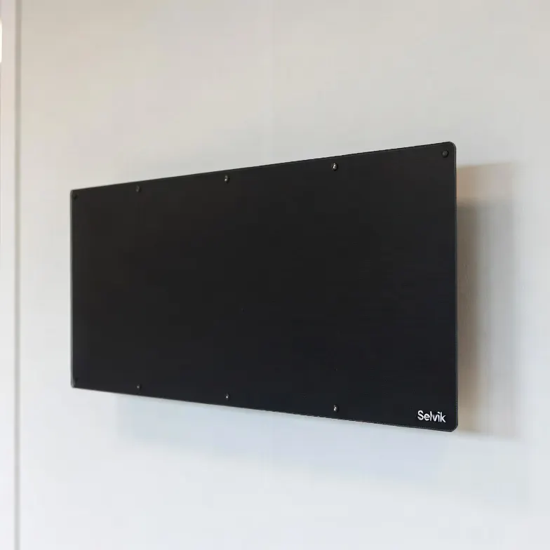 Schwarzes Selvik INFRA 700 Heizpaneel an einer weißen Wand